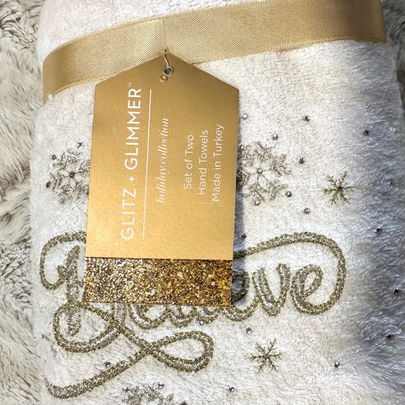 Christmas Holiday Hand Towels Set of 2 Embroidery & Rhinestones NEW WITH TAGS - Picture 4 of 5